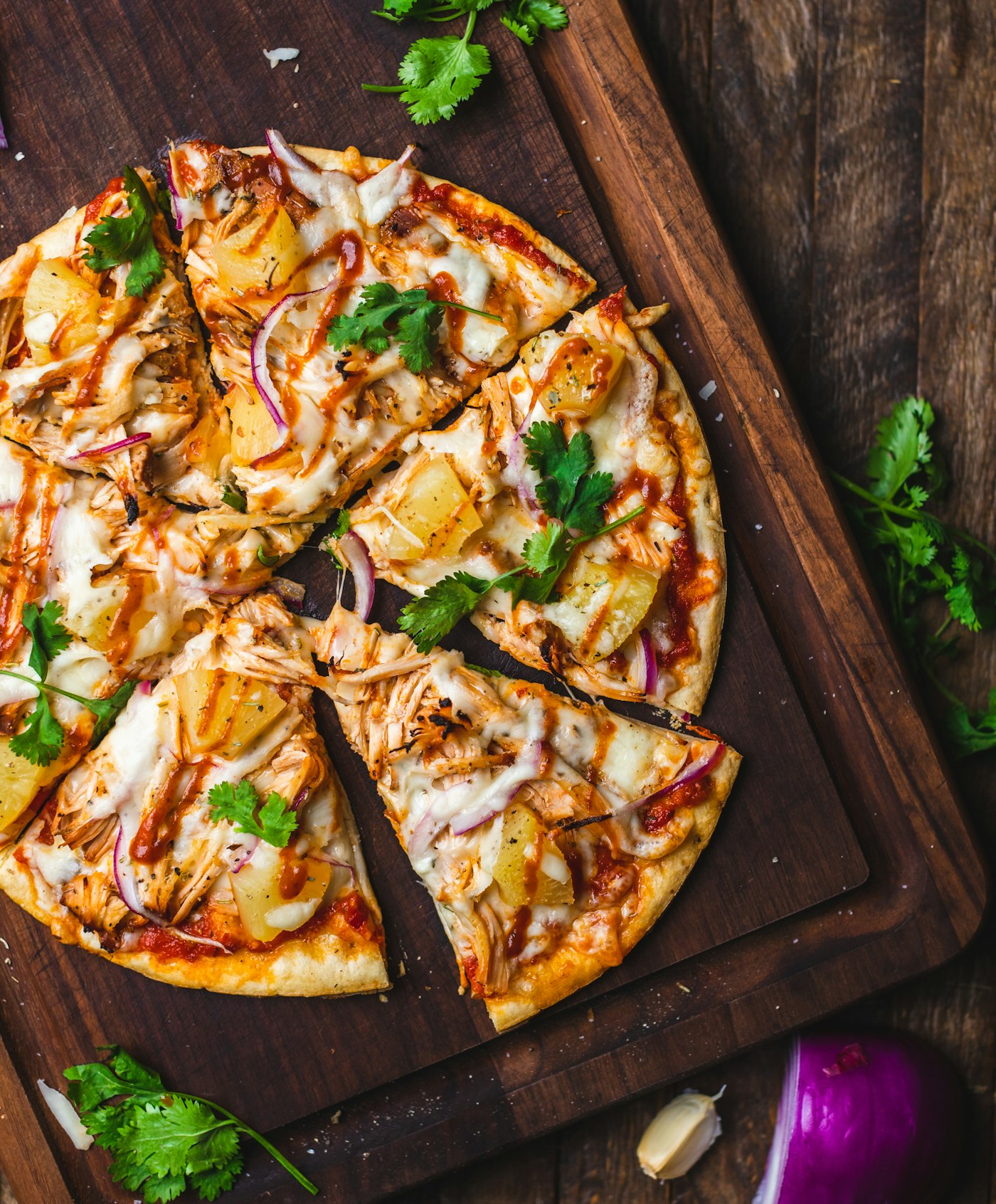 Pizza de masa madre cortada sobre una tabla de madera