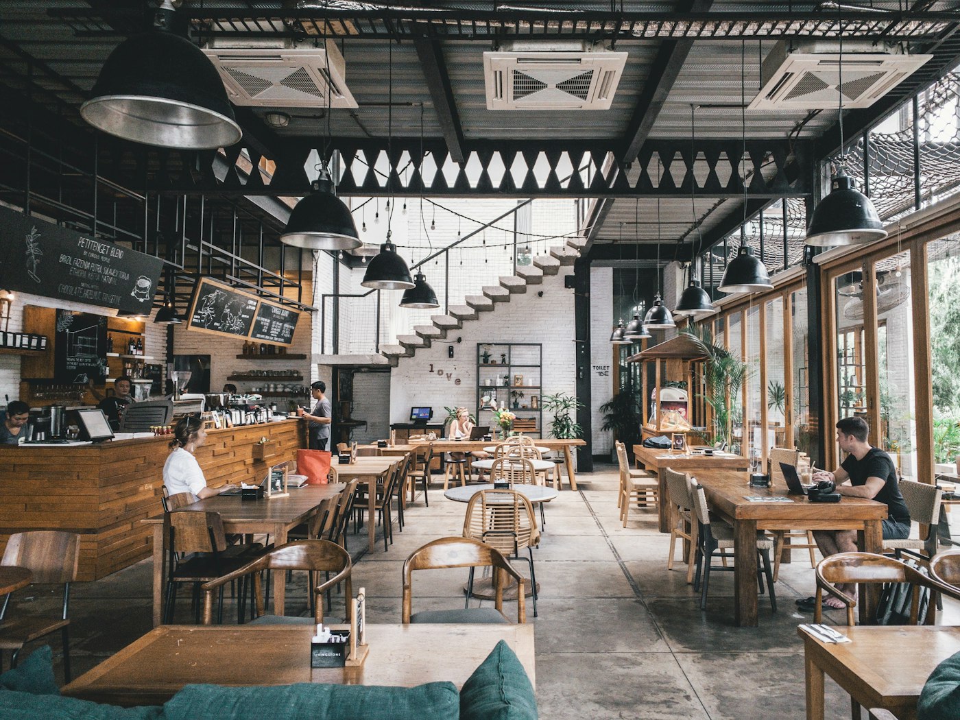 Comedor con techos altos y mesas de madera