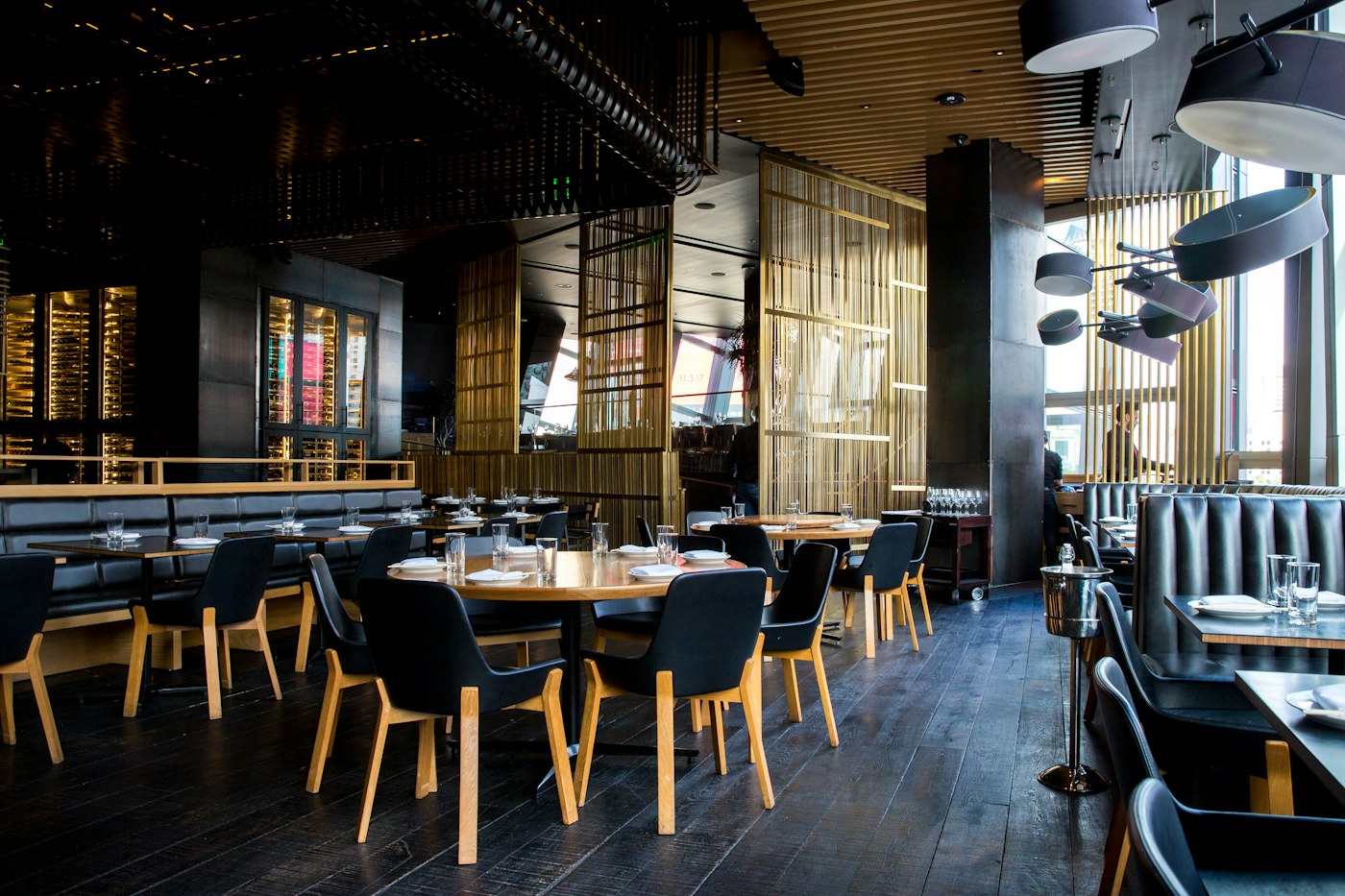 Sala interior con luz cálida y mesas para cenar